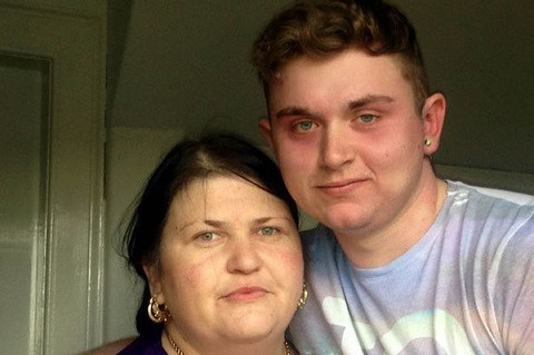 Trò tự sướng chết người này đã buộc một người mẹ chụp lại hình ảnh con trai mình - Keiren Hunter (19 tuổi) bị bất tỉnh và nôn mửa để cảnh báo mối nguy từ Neknominate.