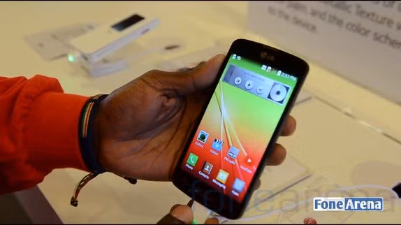 LG ra mắt bộ đôi smartphone tầm trung F90 và F70. Hai thiết bị có cấu hình phổ thông với chip Snapdragon 400, RAM 512MB, màn hình lần lượt là 4,7” và 4,5”. Cả 2 đều chạy Android 4.4 KitKat và hỗ trợ kết nối LTE, Wifi, Bluetooth và GPS.