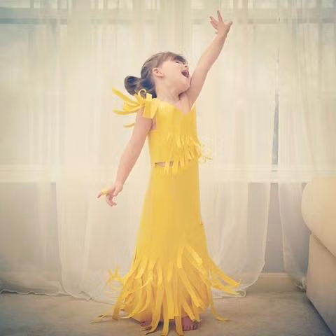 Mặc dù làm từ những chất liệu đơn giản, nhưng để hoàn thành một chiếc váy như vậy, hai mẹ con cũng phải dành khá nhiều thời gian.