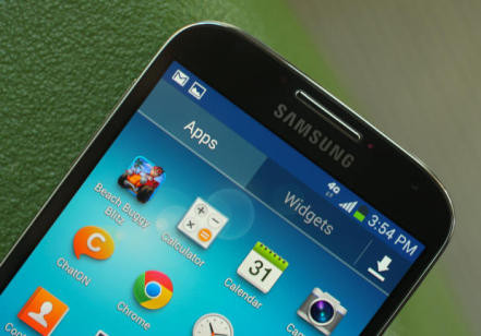 Chiếc Galaxy S5 đình đám tiếp tục rò rỉ những thông tin cấu hình quan trọng và khá hấp dẫn. Theo đó, sản phẩm sẽ hỗ trợ chống thấm nước và chống bám bụi. Những thông tin vô cùng hấp dẫn khác là camera sau 16MP có khả năng quay video 4K, nút bấm cạnh bên hỗ trợ nhiều chức năng hơn với từng ứng dụng. Nhiều khả năng Samsung sẽ ra 2 bản S5, một phiên bản chạy Snapdragon hỗ trợ màn hình qHD 1440x2560, phiên bản còn lại chạy Exynos hỗ trợ màn hình full HD.