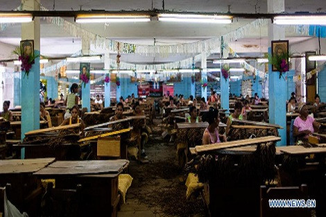 Dây chuyền làm khô thuốc lá tại một nhà máy.