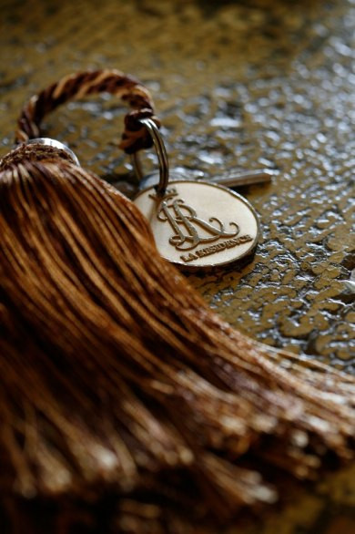 Phù hợp với trang trí sang trọng của khách sạn, các chìa khóa được làm bằng vàng dập nổi và trang hoàng với tua khá lớn. Các dòng chữ nổi đính kèm làm nó thêm quyến rũ.