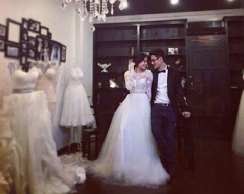 Trước đó trên trang cá nhân của một nữ nhiếp ảnh cũng đăng tải bức ảnh JV và Mie đang thử ảnh cưới cùng nhau.