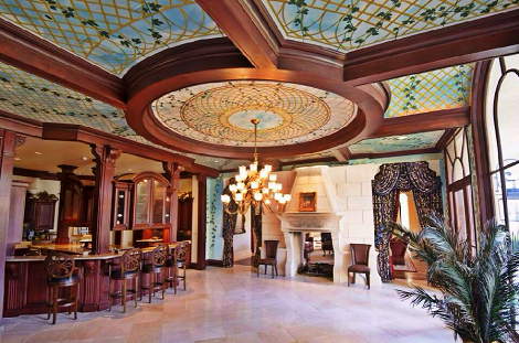 Biệt thự có cửa ra vào và cửa sổ bằng gỗ gụ và sàn gạch cao cấp.