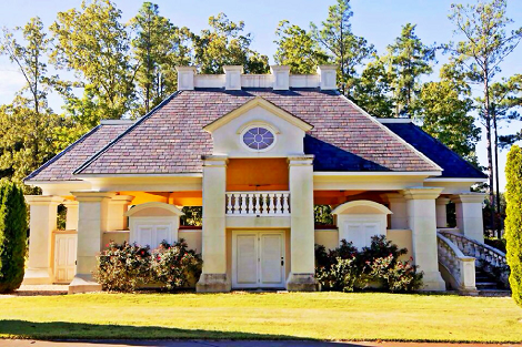 Nơi đây cũng có 1 câu lạc bộ nổi tiếng và sân golf hoàng gia.