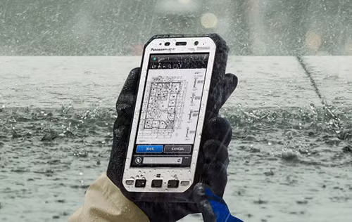 Panasonic mới đây đã giới thiệu 2 tablet mới thuộc dòng Toughpad với độ bền cao. Điểm đặc biệt ở chỗ, tuy là tablet nhưng 2 mẫu này lại sử dụng màn hình 720p với kích thước chỉ 5", tương tự nhiều smartphone cao cấp hiện tại. FZ-E1 sẽ chạy trên Windows Embedded Handheld 8 tối ưu hóa cho doanh nghiệp, chiếc còn lại FZ-X1 chạy Android 4.2 Jelly Bean. Cả 2 đều dùng chip 4 nhân lần lượt là Snapdragon 800 2,3Ghz và Snapdragon 600 1,7Ghz. Ngoài ra chúng còn có RAM 2GB, bộ nhớ trong 32GB, kết nối LTE, camera chính 8MP và đặc biệt pin lên đến 6200mAh cao nhất hiện nay trong các thiết bị 5".