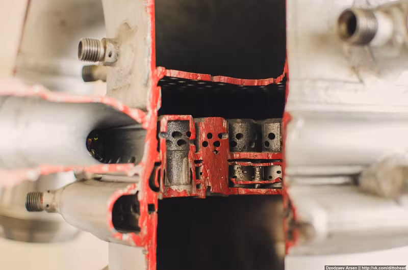 Các vòi phun trong buồng đốt.