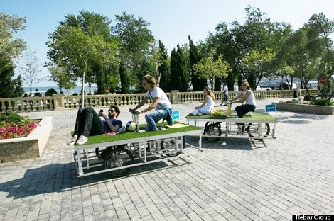 Công viên Parkcycle- Baku (Azerbaijan): Bạn đã bao giờ từng nghĩ về một công viên trên các bánh xe? Các bãi cỏ có thể chứa hai người và cung cấp không gian xanh trong lành, phù hợp với nhịp sống và phát triển hiện đại năm 2034.