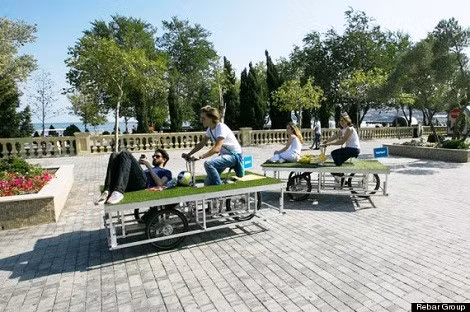 Công viên Parkcycle- Baku (Azerbaijan): Bạn đã bao giờ từng nghĩ về một công viên trên các bánh xe? Các bãi cỏ có thể chứa hai người và cung cấp không gian xanh trong lành, phù hợp với nhịp sống và phát triển hiện đại năm 2034.