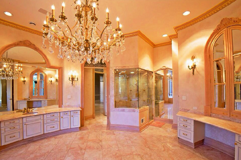 Ngoài 15 phòng ngủ và 16 phòng tắm đầy đủ, lâu đài này còn có thêm 6 phòng tắm cá nhân.