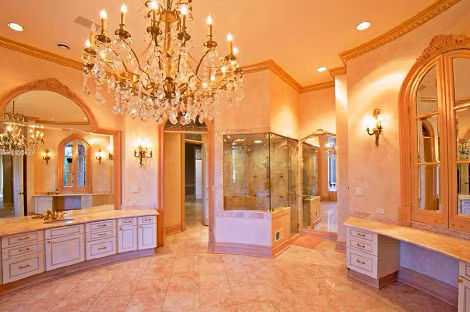 Ngoài 15 phòng ngủ và 16 phòng tắm đầy đủ, lâu đài này còn có thêm 6 phòng tắm cá nhân.