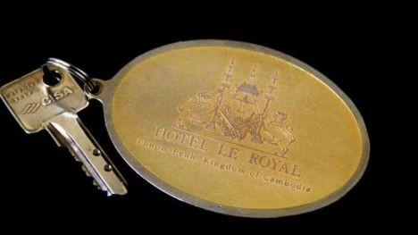 Dây chuyền đồng trên chì khóa khắc chữ cái đại diện số phòng để đảm bảo an toàn khách, cũng như ngụ ý các biểu tượng của Cung điện Hoàng gia Campuchia. Các khách sạn đặc biệt này được phép sử dụng biểu tượng của hoàng gia.