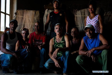 Những người công nhân chụp ảnh tại nhà máy thuốc lá.