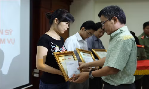 Tiến sĩ Trần Đăng Tuấn (đại diện AVG) trao kinh phí hỗ trợ thân nhân gia đình các chiến sĩ hy sinh.