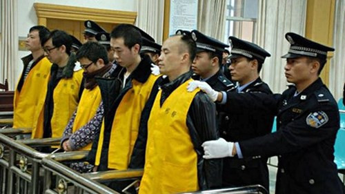 Một băng nhóm gồm cả bác sĩ, y tá trong vụ dụ dỗ một thiếu niên 17 tuổi bán thận mua iPhone bị đưa ra tòa tại Trung Quốc.