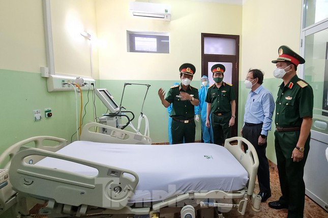Thiếu tướng Nguyễn Hồng Sơn, Giám đốc Bệnh viện Quân y 175 cho hay, với tinh thần khẩn trương, quyết liệt, bệnh viện đã triển khai thành lập Trung tâm điều trị bệnh nhân COVID-19 trong vòng 24 giờ.