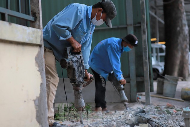 Theo đó, ngay sau khi nhận được chỉ đạo từ Bộ Quốc phòng, Bệnh viện Quân y 175 đã nhanh chóng triển khai thành lập (lâm thời) Trung tâm điều trị bệnh nhân COVID-19 mức độ nặng và vừa.