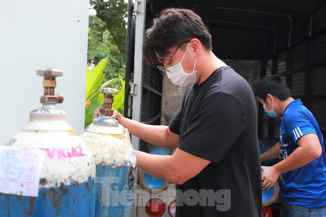 Lực lượng nhân viên y tế, quân y cấp tập làm việc không nghỉ để nhanh chóng hoàn thành việc thiết lập Trung tâm.
