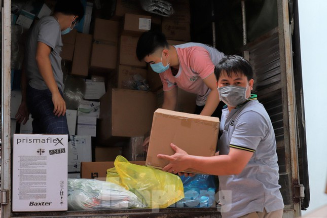 Trung tâm được thành lập với sơ đồ tổ chức gồm Ban Giám đốc và 5 khoa, ban trực thuộc: Ban Kế hoạch - Bảo đảm; Khoa điều trị bệnh nhân COVID-19 mức độ nhẹ; Khoa điều trị bệnh nhân COVID-19 mức độ vừa; Khoa hồi sức và điều trị bệnh nhân COVID-19 mức độ nặng.