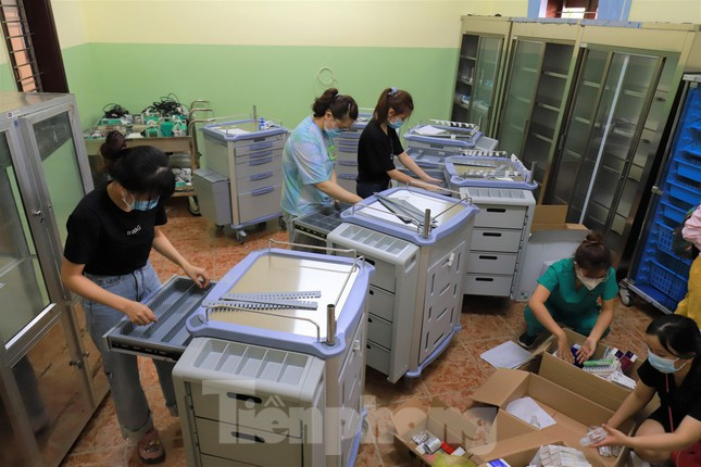 Trung tâm điều trị bệnh nhân COVID-19 với một đội ngũ cán bộ, nhân viên y tế có trình độ chuyên môn tốt, có kinh nghiệm trong công tác phòng, chống dịch COVID-19.