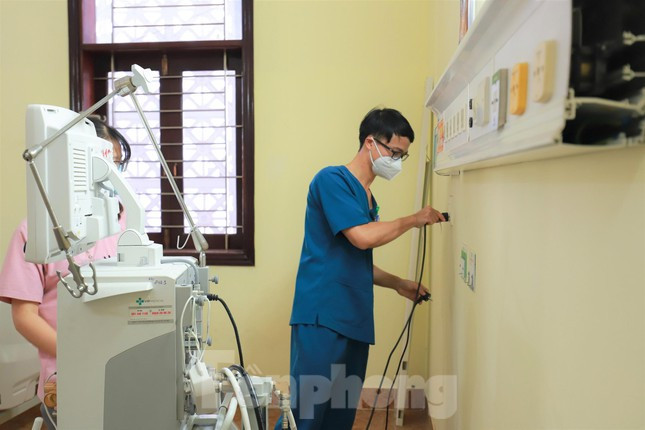 Trung tâm được biên chế 123 cán bộ, nhân viên gồm 100 nhân viên chính thức và 23 thành viên dự bị. Trong đó 42 bác sĩ, 65 điều dưỡng, kỹ thuật viên, 1 kỹ sư trang bị, 10 hộ lý, 5 hạ sĩ quan, chiến sĩ.