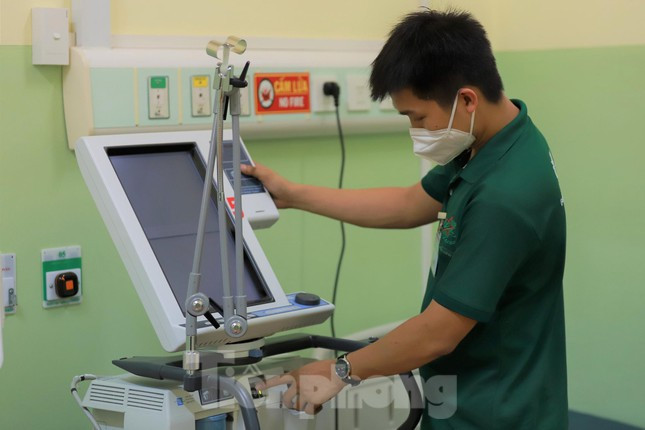 Đặc biệt, đây là những y, bác sĩ trẻ, tinh thần trách nhiệm cao, đa số tình nguyện tham gia vào Trung tâm điều trị bệnh nhân COVID-19 của Bệnh viện với mong muốn sớm đẩy lùi dịch bệnh, đem lại cuộc sống bình yên cho Nhân dân.