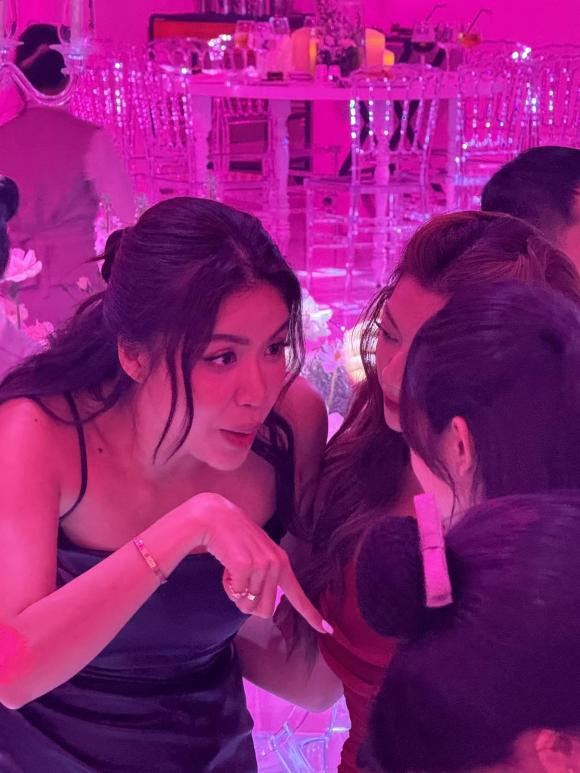 Cô dâu Puka vừa buôn chuyện vừa ăn khí thế.