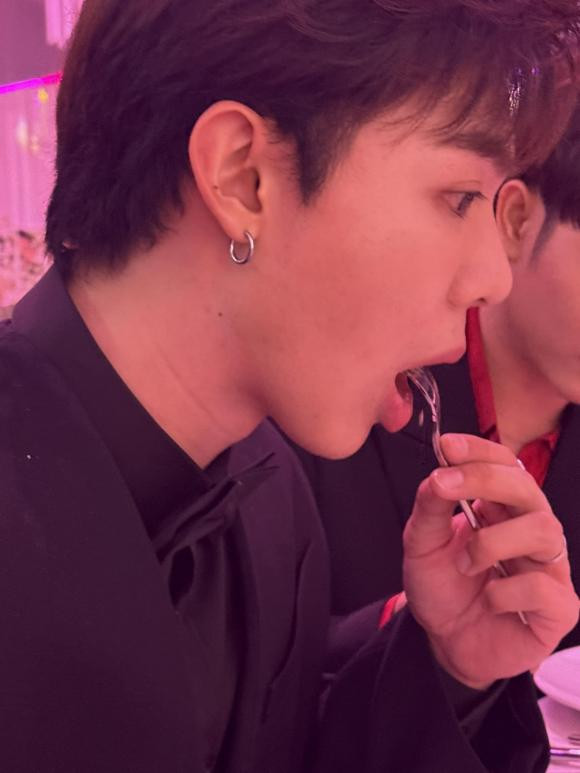 Dàn sao bị chụp lại loạt khoảnh khắc ăn uống bất chấp. Sau đám cưới ở TP.HCM, Gin Tuấn Kiệt xúc động cho biết: "Thật sự cảm ơn mọi người đến đây để chứng kiến giây phút tôi có được cục vợ. Chúng tôi đã trở thành gia đình như lời chúc phúc của ba dành cho hai đứa". Puka cũng hồi hộp hơn cả đứng trên sân khấu biểu diễn trước hàng nghìn người: "Đi diễn nhiều lần nhưng chưa bao giờ tôi run thế này. Anh ấy luôn bên cạnh động viên tôi như đang chuẩn bị đi thi. Hôm nay tôi thấy rất hạnh phúc vì hầu như người thân thương đều đến đây. Hy vọng các khách quý có giây phút tuyệt vời tối nay". Puka và Gin Tuấn Kiệt còn tổ chức thêm một hôn lễ ở Đồng Tháp. Dân tình đang cực tò mò không biết cặp đôi này sẽ mang đến điều thú vị nào tiếp theo.