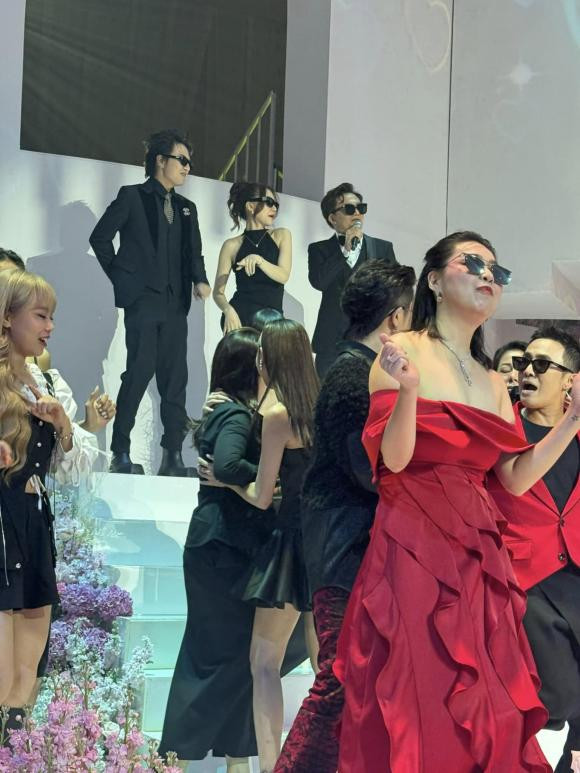 Loạt khoảnh khắc cười bể bụng của dàn sao trong đám cưới Puka: Hình ảnh gì cũng mất sạch!