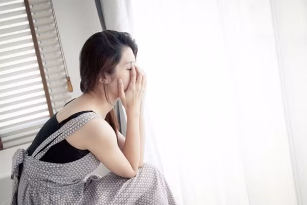 Chong ghen ra mat khi toi lam viec voi nguoi yeu cu