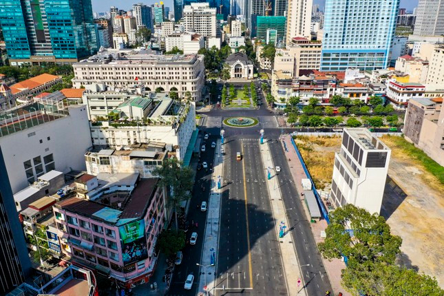 Báo cáo của Cushman &amp; Wakefield xếp đường Đồng Khởi là con phố có mặt bằng bán lẻ cao thứ 13 thế giới giới. Giá thuê tại đường Đồng Khởi là 390 USD/feet vuông/năm (khoảng 101 triệu đồng/m2/năm), tăng 17% so với cùng kỳ năm ngoái.