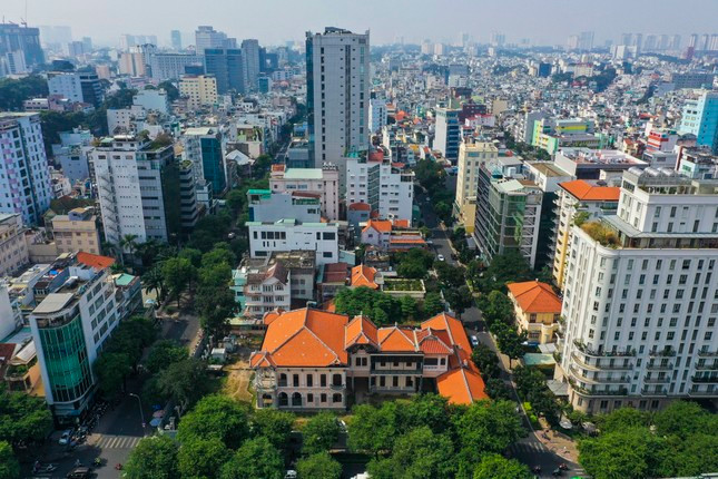 Căn biệt thự cổ ở địa chỉ số 110 - 112 Võ Văn Tần (quận 3, TPHCM) diện tích gần 3.000 m2 của bà Trương Mỹ Lan, có 3 mặt tiền là đường Võ Văn Tần - Bà Huyện Thanh Quan - Nguyễn Thị Diệu.