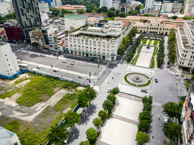 Nằm ở vị trí đắc địa nhất TPHCM, sau khi phố đi bộ được đưa vào sử dụng thì giá trị của các dự án dọc đường Nguyễn Huệ tăng lên gấp bội. Những dự án tầm cỡ mọc lên ngày một nhiều dọc tuyến đường và bà Trương Mỹ Lan là người sở hữu bộ sưu tập "đất vàng” nhiều nhất tại đây.