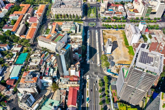 Hầu hết các doanh nghiệp liên quan Vạn Thịnh Phát hoạt động trong mảng bất động sản với loạt dự án đắc địa, tập trung tại cung đường Nguyễn Huệ (nơi đặt trụ sở chính Vạn Thịnh Phát), Đồng Khởi cùng các địa điểm xung quanh ở trung tâm Sài Gòn (quận 1, quận 3…).