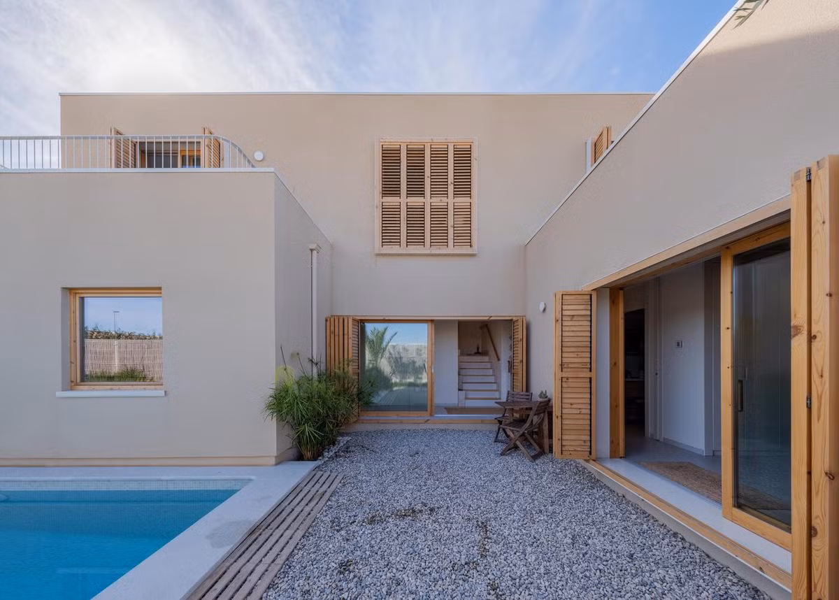 Do đó, KTS để các không gian sống như phòng khách, nhà bếp quay về phía Đông, bố cục với các ngóc ngách được sắp xếp theo ý tưởng để tạo ra điều kiện nhiệt và ánh sáng độc đáo.