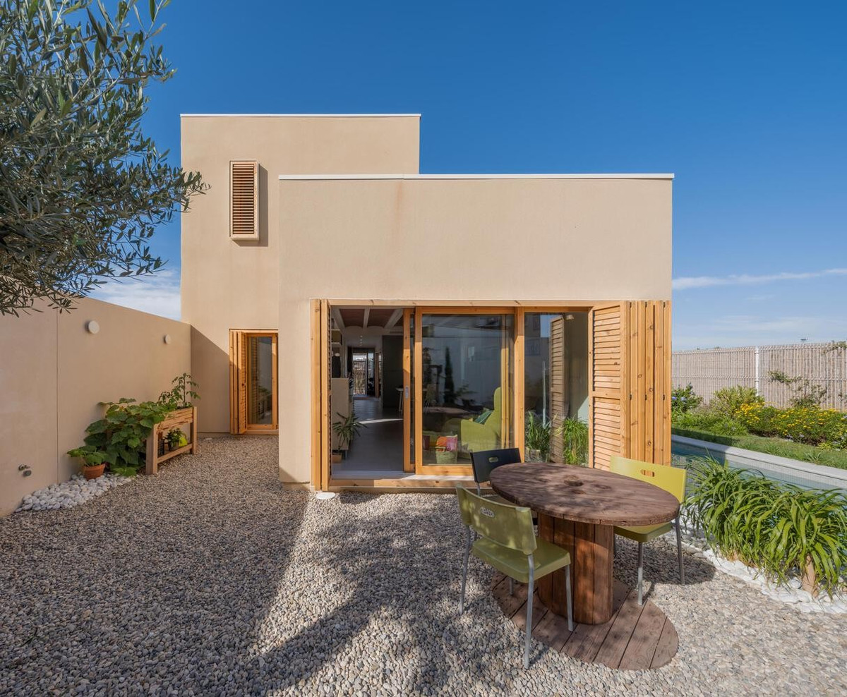  Ngôi nhà cấp 4 có lửng này được thiết kế cho gia đình hai vợ chồng và một con nhỏ với mặt tiền về hướng Tây. Gia chủ yêu cầu kiến trúc sư (KTS) tạo ra một không gian sống thoải mái, lành mạnh và tiết kiệm năng lượng, tận dụng tối đa từng chi tiết cả trong nhà và ngoài trời.