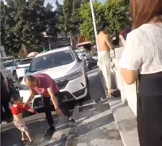 Video: Cho con gai den giua cau, nguoi phu nu nem con xuong song