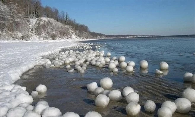 Ngo ngang hang nghin qua bong bang tuyet troi dat vao bo bien-Hinh-3