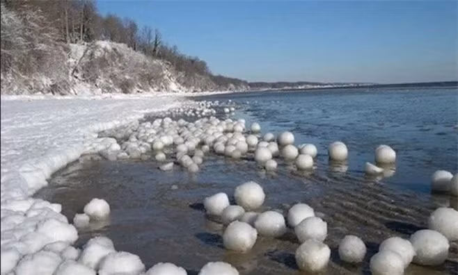 Ngo ngang hang nghin qua bong bang tuyet troi dat vao bo bien-Hinh-3