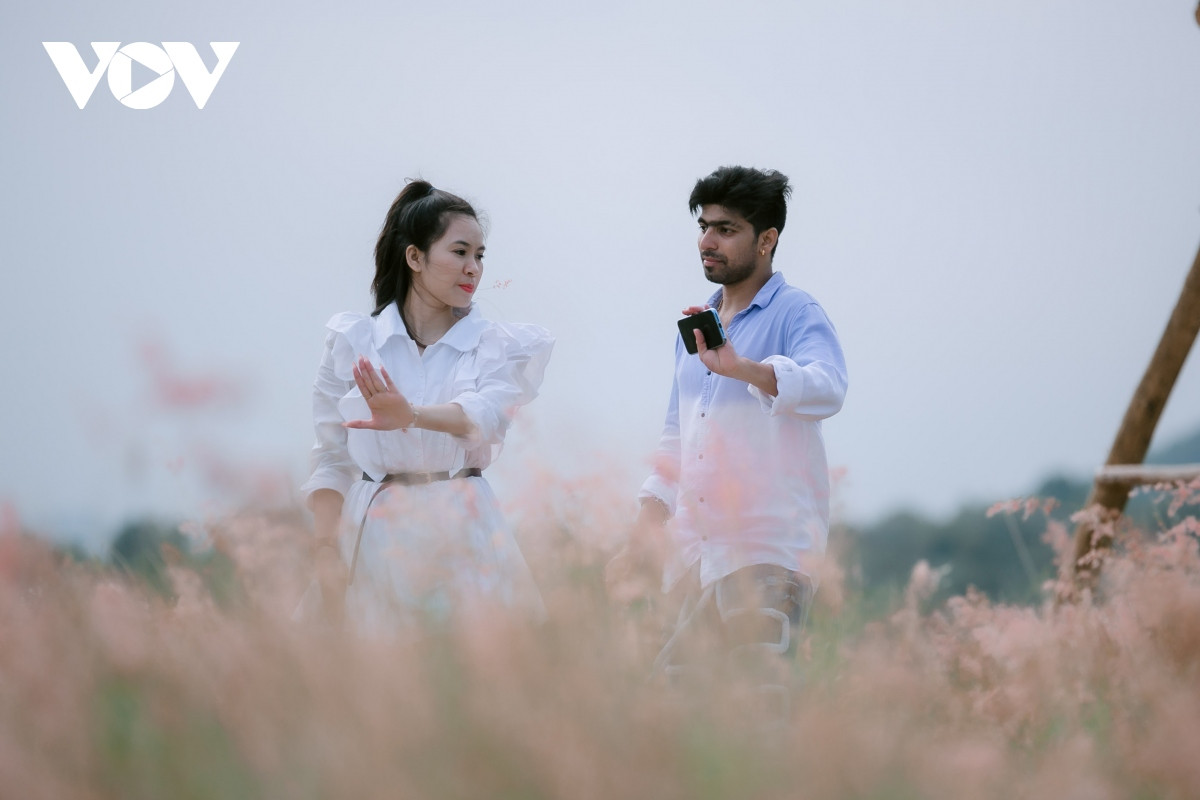 Sống ở Việt Nam nhiều năm, anh Basheer (người Ấn Độ) cũng bị thu hút bởi hình ảnh trên mạng xã hội và cất công tìm đến đây để thực hiện những video giới thiệu về cảnh quan đất nước Việt Nam tươi đẹp.