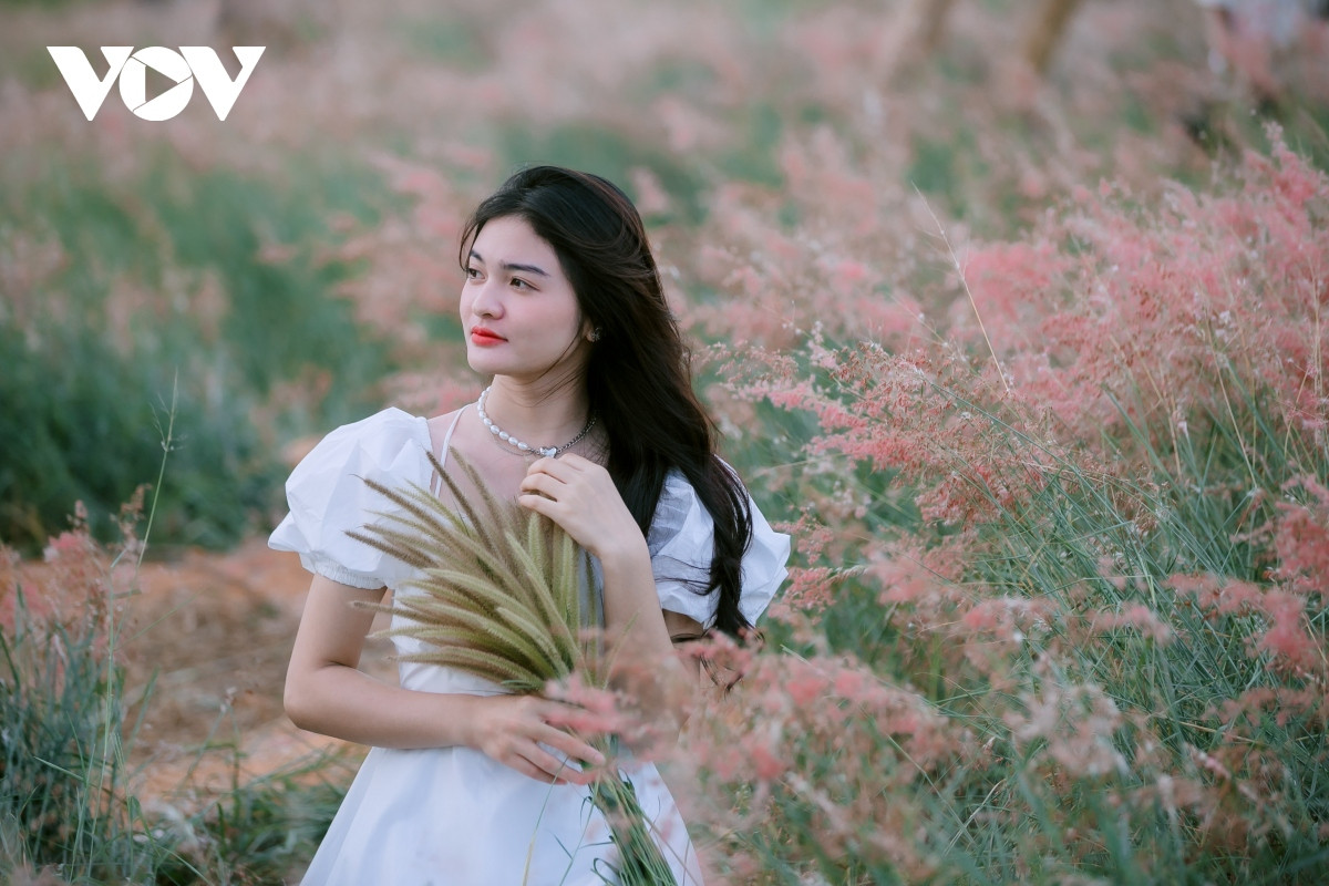 Là người yêu thích chụp ảnh, bạn Vũ Hiền (TP. Chí Linh) cho biết nơi này không chỉ có thảm cỏ màu hồng rất thơ mộng mà xung quanh còn ngập tràn màu xanh của núi đồi tạo nên một phông nền tuyệt vời, lý tưởng để có những bức ảnh đẹp.