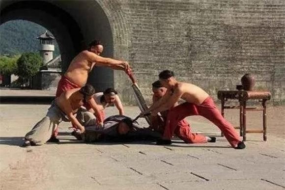 An phat tan khoc cho hanh vi gian lan thi cu thoi co dai-Hinh-4