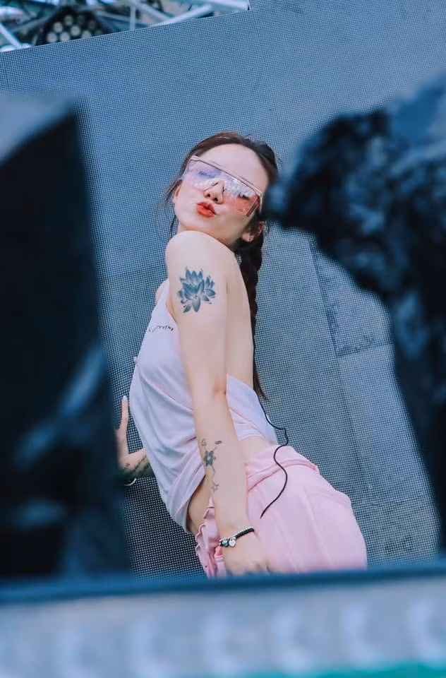 Gai xinh dien bra top khoe body, hut 2,4 trieu nguoi theo doi-Hinh-7