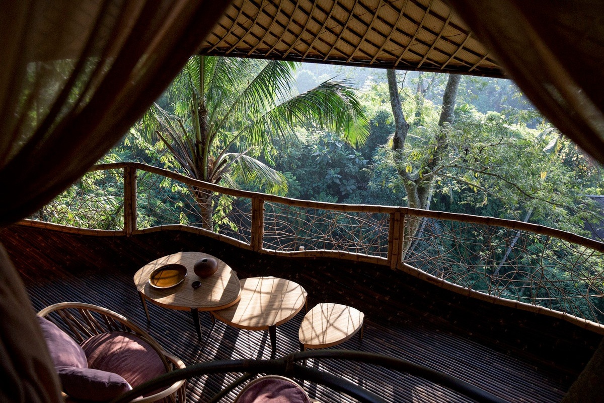 Nhờ nằm giữa rừng rậm, xung quanh được cây cối bao phủ nên ngôi nhà luôn mát mẻ, giúp con người tận hưởng sự thoải mái và gần gũi với thiên nhiên nhất có thể.