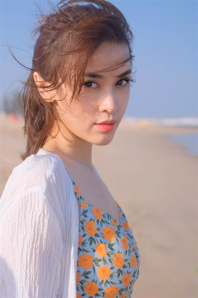 Xuất hiện trong một chương trình truyền hình, Tú Vi cũng từng tiết lộ cô thiếu tình thương của cha từ nhỏ. Nhiều năm qua, nữ diễn viên không gặp cha ruột của mình.