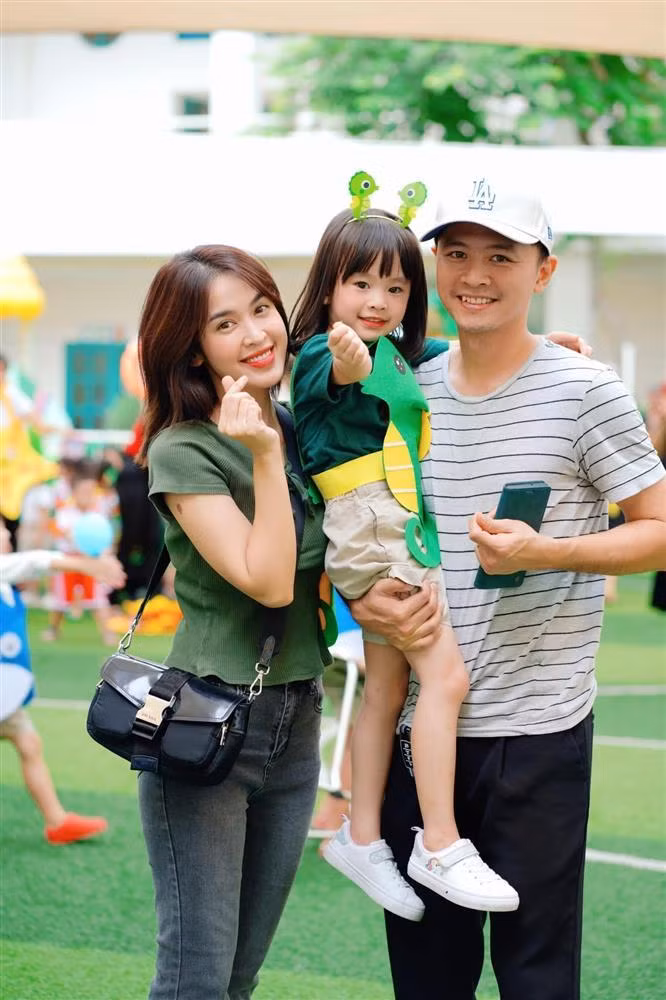 Trên mạng xã hội, Tú Vi thường chia sẻ khoảnh khắc hạnh phúc bên ông xã và con gái.