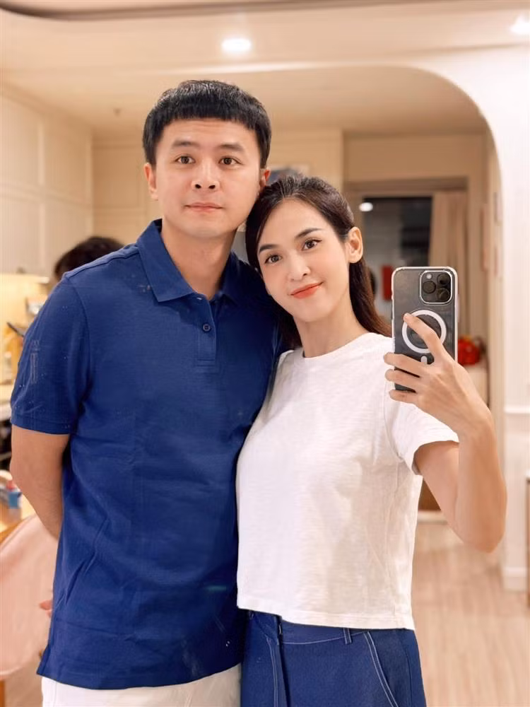 Trò chuyện với phóng viên Dân Trí, Tú Vi tâm sự, 2 năm kết hôn và 8 năm về chung một nhà, cô và ông xã Văn Anh vẫn như lúc mới yêu. Cặp đôi ít khi cãi nhau, luôn muốn gắn kết, cùng đối phương đi tiếp đoạn đường dài.