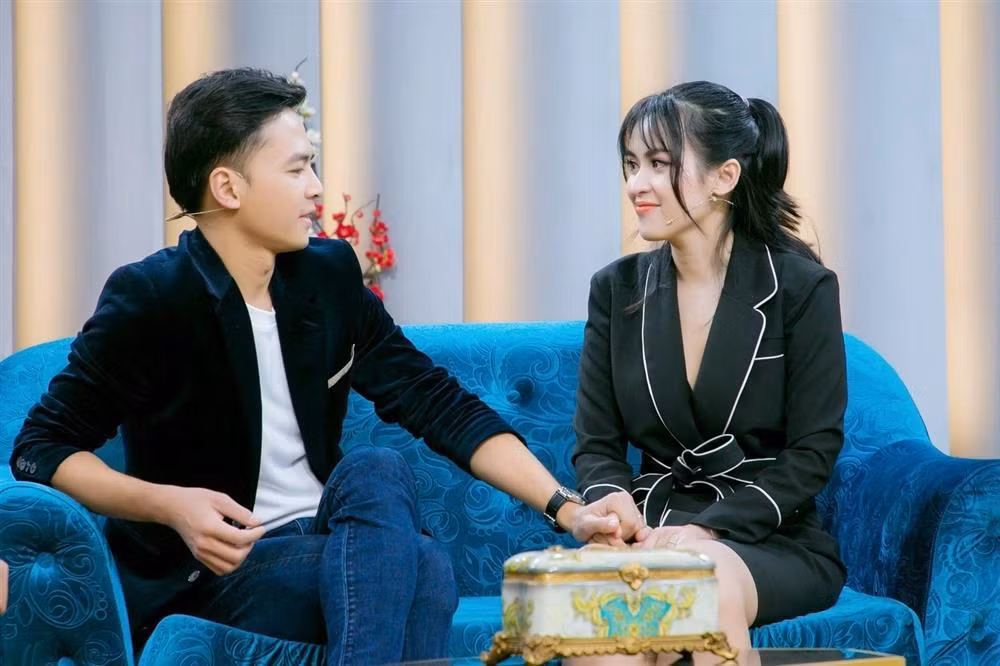 Không ít khán giả cho rằng, cuộc đời của Tú Vi như một cuốn phim, trong đó số phận của nữ chính khiến nhiều người chạnh lòng, cho đến khi cô gặp được "hoàng tử" của đời mình. Năm 2015, Tú Vi kết hôn với nhạc sĩ Văn Anh.