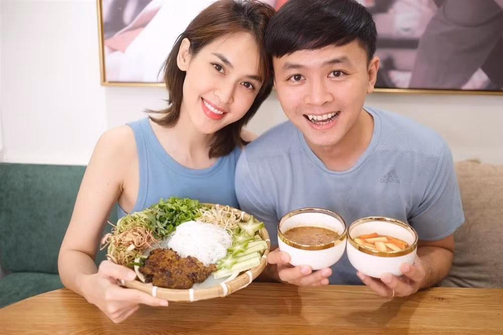 "Nhất là khi tôi có em bé, Văn Anh không để tôi làm gì, anh ấy giành hết mọi việc. Đặc biệt, Văn Anh biết tôi sinh con xong bị đau xương khớp, mỗi lần đụng nước bị đau nên anh ấy giành hết những việc tắm rửa cho con", Tú Vi chia sẻ.