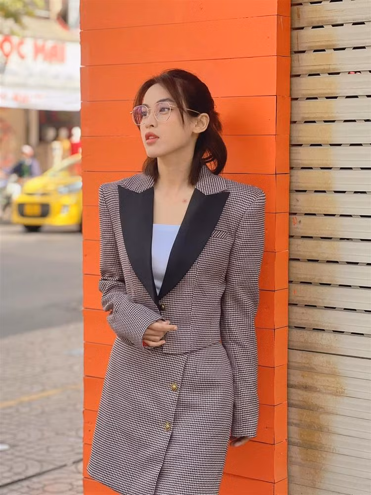 Ít ai biết rằng Tú Vi từng có tuổi thơ thiếu thốn, khó khăn. Cô kể: "Hồi đó nhà tôi không khá giả, nếu không muốn nói là nghèo. Tôi với mẹ hay ra hẻm trước nhà, mua đồ cũ để mặc lại. Tôi nhớ mua được cái áo đỏ và chân váy xanh, định mặc hoài cả dịp Tết luôn. Nhưng chưa kịp mặc thì áo đã bị ra màu".